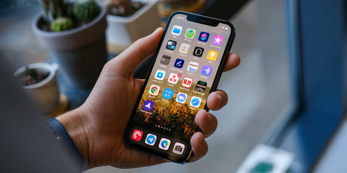 покупать iPhone в 2025 году